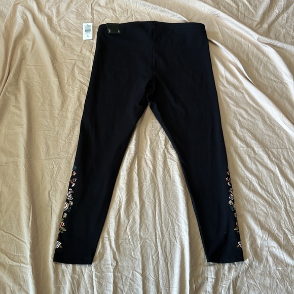 Torrid Floral Graphic Cropped Leggings - Picture 2 of 9